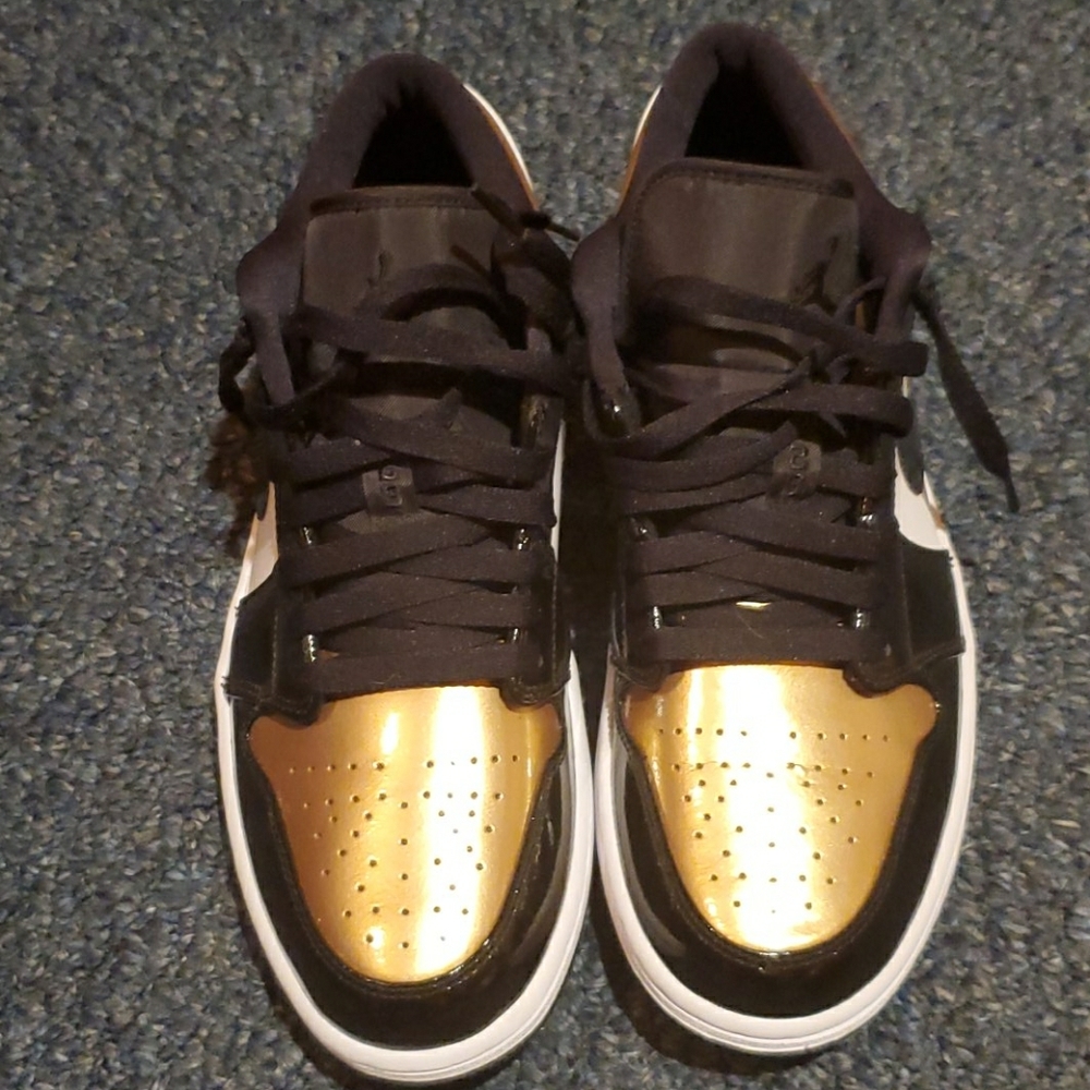 Jordan 1s..gold toe